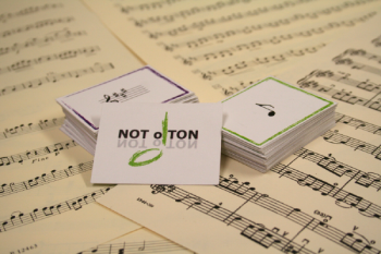 Kortspelet NOT o TON är ett memoryinspirerat musikteorispel för barn och ungdomar och finns i 11 olika varianter. 
